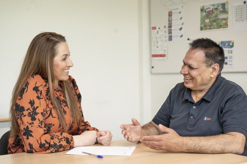 Sanjeev met jobcoach van Buitengewoon Ismeta