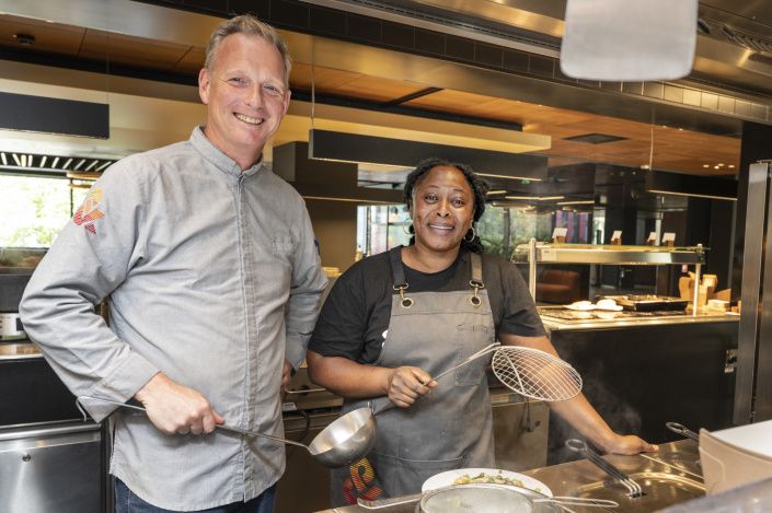 Stefan en Esther via Buitengewoon samen aan het werk in keuken Food&i